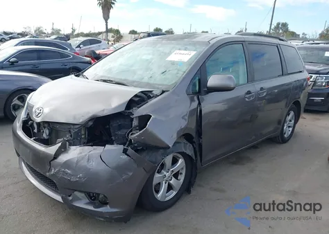 2012 Toyota Sienna Le V6 8 Passenger z USA, uszkodzony, nr VIN 5TDKK3DC8CS215541